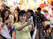 Clip Eva - Video: Phố lồng đèn lớn nhất TPHCM ken đặc người ‘check - in’ Trung thu sớm