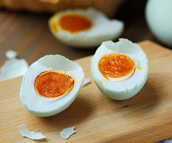 4 cách làm trứng muối ngon có thể ăn liền mà không hề tanh - 15