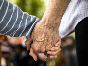 Sức khỏe - Cụ ông 94 tuổi cứ ăn cơm xong là đòi làm “chuyện ấy” với vợ, con gái đưa đi khám nhận kết quả sững sờ