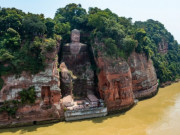 Xem ăn chơi - Du khách đổ xô đi xem tượng Phật bằng đá lớn nhất thế giới hiện ra nguyên bản, cả phần dưới chân