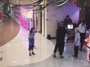 Làm mẹ - Con trai bị nhắc nhở vì đạp ghế người ngồi trước, hành động của người bố bị chỉ trích