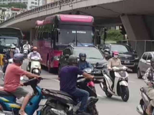 Phớt lờ cả cảnh sát giao thông, người dân ngang nhiên đi ngược chiều tại nút giao Ngã tư sở