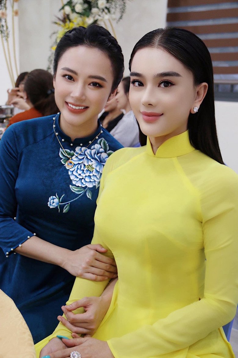 4 bộ váy đón Tết xẻ cao hở bạo của Angela Phương Trinh