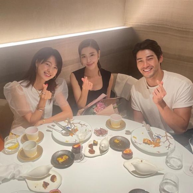 Ở chung khung hình, Kim Gyu Ri lép vế trước Lee Yo Won về độ trẻ trung.