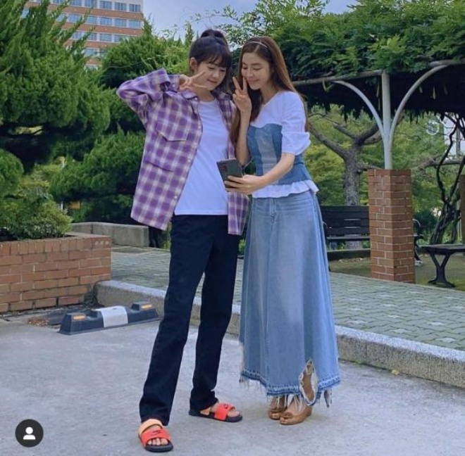 Từ sau khi hợp tác, Kim Gyu Ri và Lee Yo Won thân thiết vì sàn tuổi nhau.