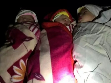 Bác sĩ soi đèn pin đỡ đẻ cho mẹ mang thai đôi, đến lúc bóc nhau phát hiện điều bất ngờ