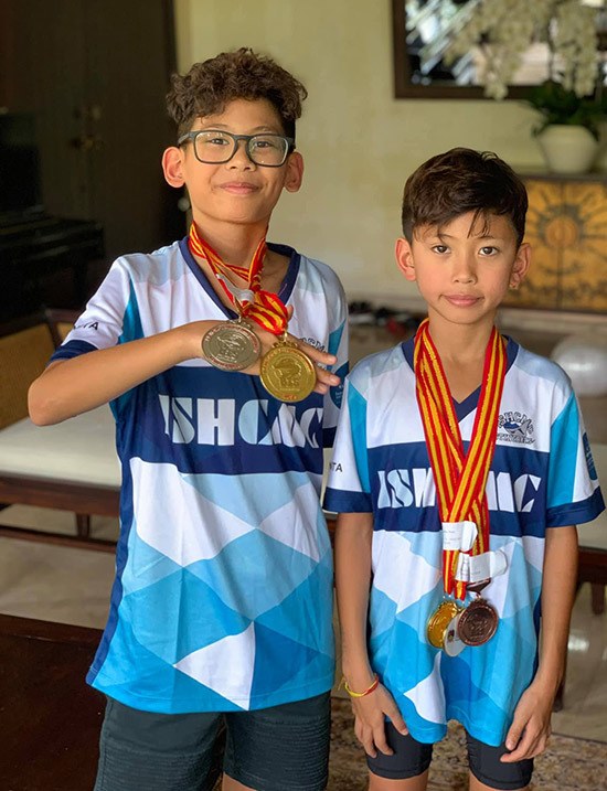 Hà Kiều Anh nghẹn ngào xem trận bóng cuối của con ở Việt Nam: Cậu bé đạt quán quân, giống mẹ nhất nhà - 9