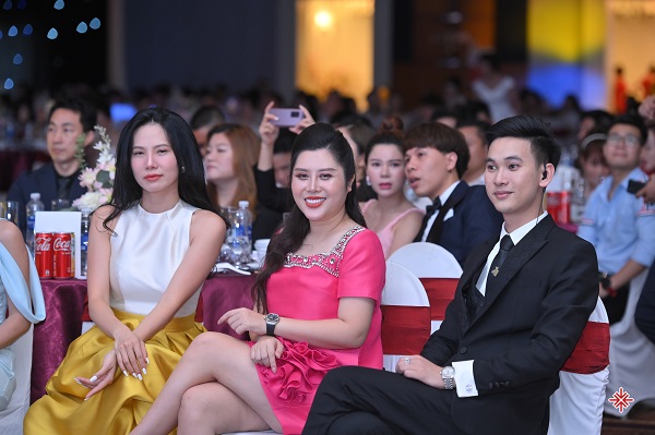 Hơn 800 khách mời cùng quy tụ, tạo nên một sự kiện chuẩn chất “sang-xịn-mịn của mỹ phẩm Haulink”.