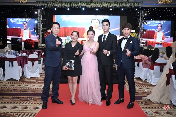 Ông Kwon Soon Woo (ảnh trái) – Chuyên gia Nghiên cứu và Phát triển sản phẩm chăm sóc sắc đẹp (đến từ Hàn Quốc) – đối tác cấp cao của mỹ phẩm Haulink.