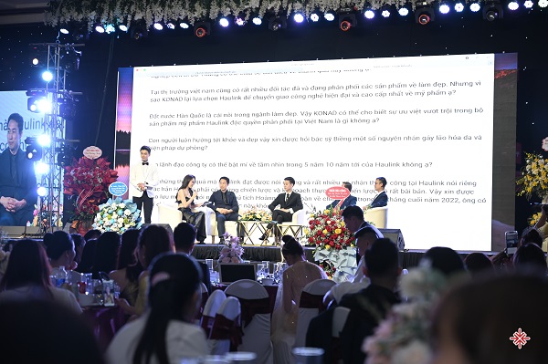 Màn hỏi đáp cùng chuyên gia, cũng là những khách mời danh dự của chương trình ra mắt mỹ phẩm Haulink (Haulink Cosmetics).