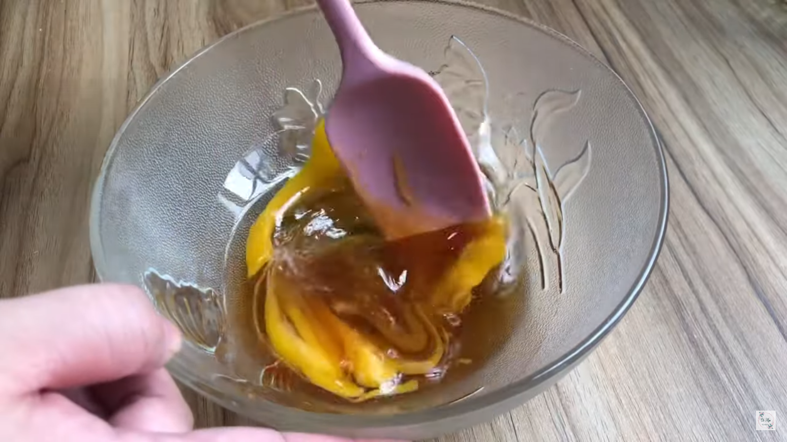 Đánh tan hỗn hợp trứng, nước đường bánh nướng