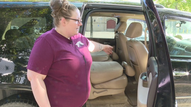 Lái xe qua đêm đến công ty, người phụ nữ bàng hoàng khi nhìn xuống hàng ghế sau - 1