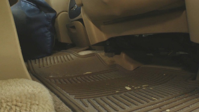 Lái xe qua đêm đến công ty, người phụ nữ bàng hoàng khi nhìn xuống hàng ghế sau - 2