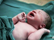 Làm mẹ - Bé sơ sinh nở nụ cười với mẹ sau khi chào đời bị y tá tát vào lòng bàn chân, mẹ vội vàng cảm ơn