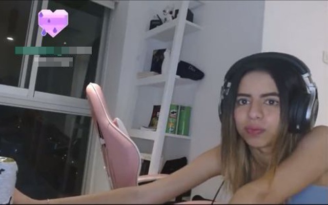 Nữ streamer gây phẫn nộ khi lộ amp;#34;cảnh nóngamp;#34; với bạn trai trong lúc livestream vì hình ảnh phản chiếu trong gương - 1