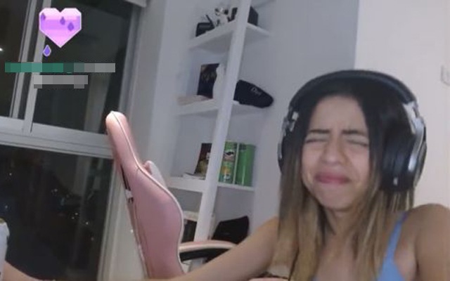 Nữ streamer gây phẫn nộ khi lộ amp;#34;cảnh nóngamp;#34; với bạn trai trong lúc livestream vì hình ảnh phản chiếu trong gương - 2
