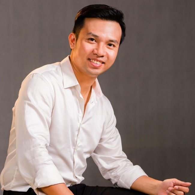 Cậu bé năm đó khi trưởng thành vẫn có nước da bánh mật nhưng gây ấn tượng bởi chiều cao gần 1m8.