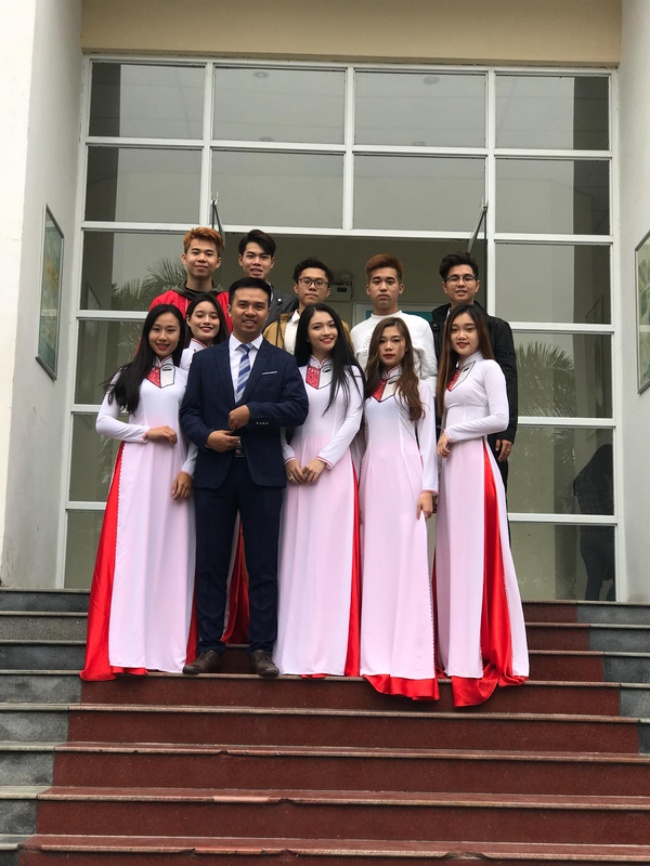Quang Tú thường xuyên được các sinh viên đăng bài cảm ơn, thể hiện sự yêu thích với thầy giáo lên mạng xã hội.
