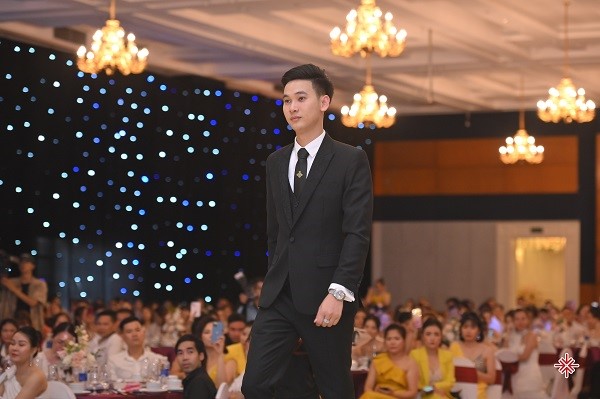 CEO Hoàng Quốc Hoàn bước lên bục danh dự trong buổi ra mắt thương hiệu mỹ phẩm Haulink.