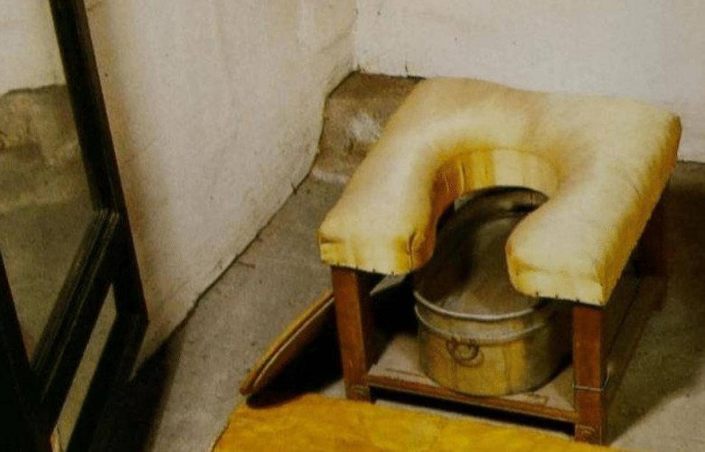 Chiếc thùng (bô) bằng gỗ đàn hương cao cấp của Từ Hy. (Ảnh: Baidu)