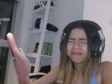 Nữ streamer gây phẫn nộ khi lộ cảnh nóng với bạn trai trong lúc livestream vì hình ảnh phản chiếu trong gương