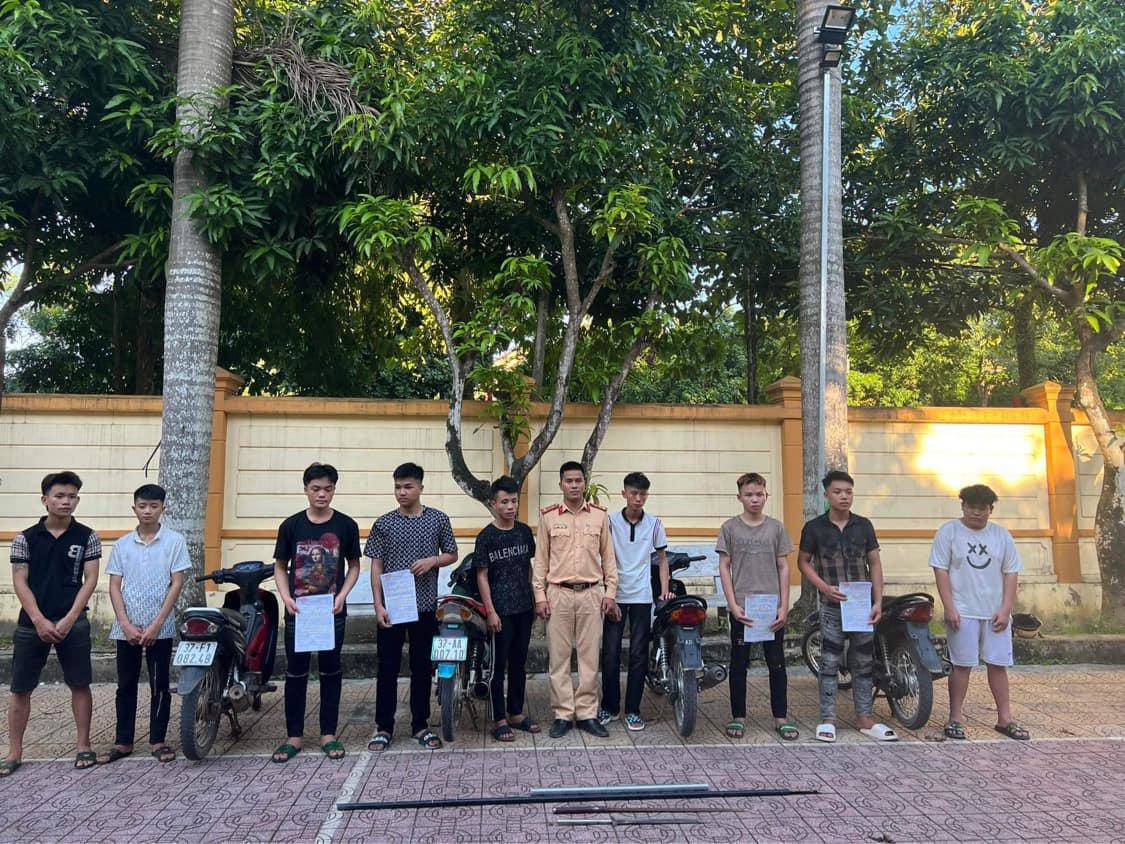 Clip: Nhóm thanh niên mang hung khí đi đua xe, bốc đầu trên đường - 1