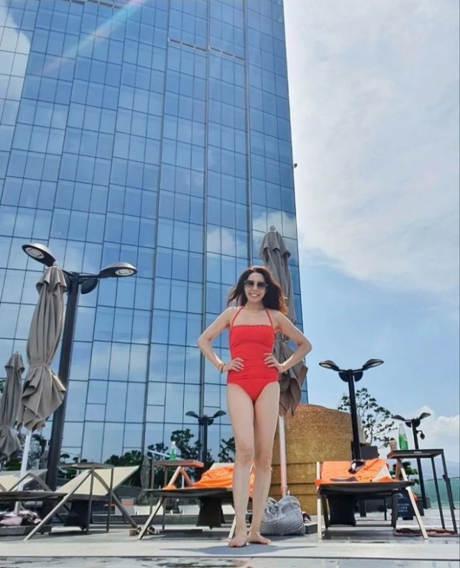 Jeon Soo Kyung diện bikini đỏ khoe dáng mảnh mai và đôi chân thon dài thẳng tắp trên trang cá nhân.