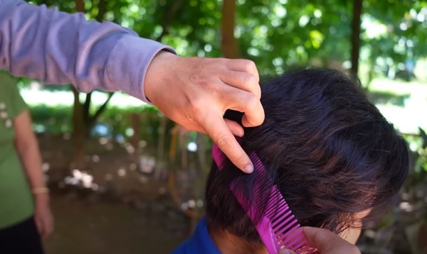 Thuý Hằng vốn có mái tóc dài suôn mượt bỗng dưng đứt gãy toàn bộ.