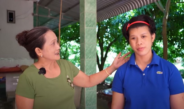 Thúy Hằng gần đôi mươi nhưng ngờ ngệch, trí nhớ kém so với chúng bạn.