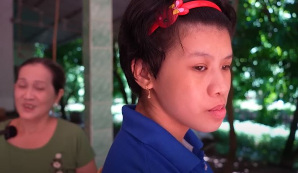 Ánh mắt buồn của Thúy Hằng khi nghĩ đến mái tóc của mình.