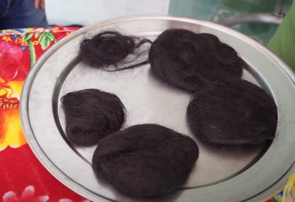 Tóc của Thuý Hằng sau khi đứt gãy đã tự nhiên vo tròn thành từng cục.