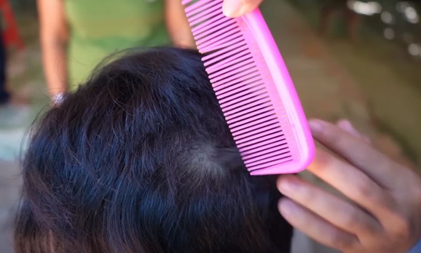 Mái tóc của Thúy Hằng sợi ngắn sợi dài, không đồng nhất.