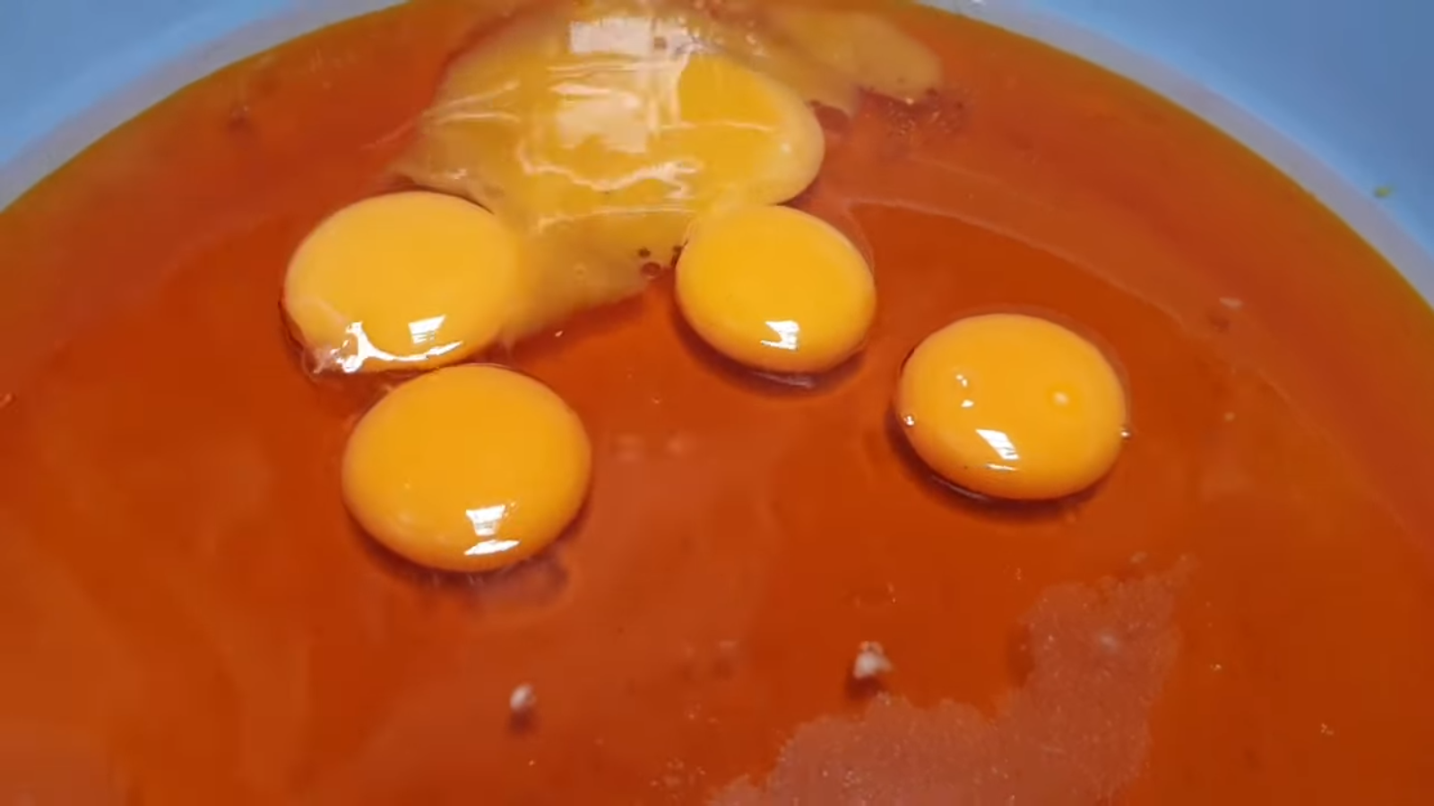 Trộn nước đường với lòng đỏ trứng
