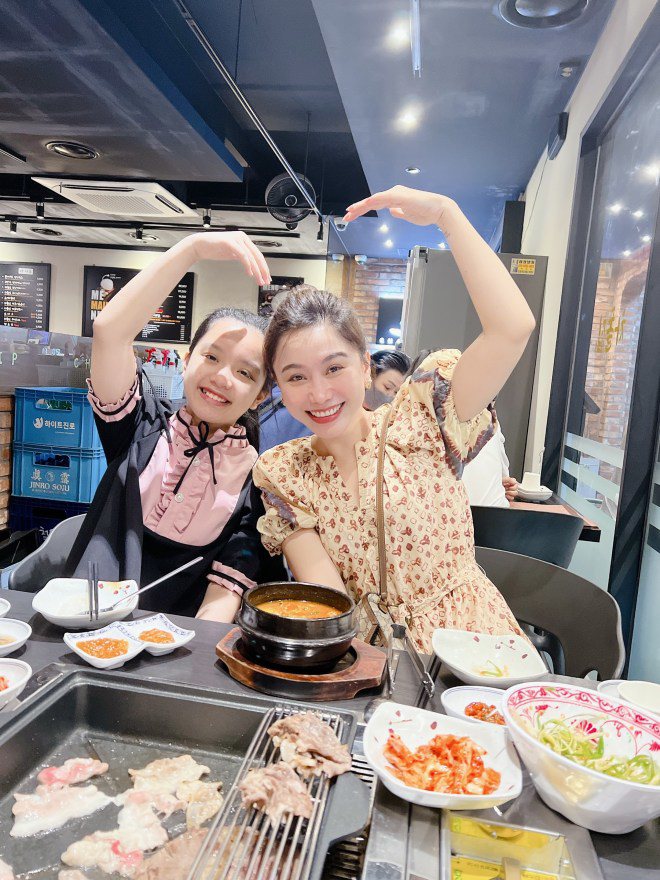 Tuy nhiên, nữ MC nổi tiếng nhất miền Tây đã được con gái trấn an bằng câu nói: emMá cứ vui như con đi, bạn nào con cũng chơi và sẽ nhường nhịn/em.