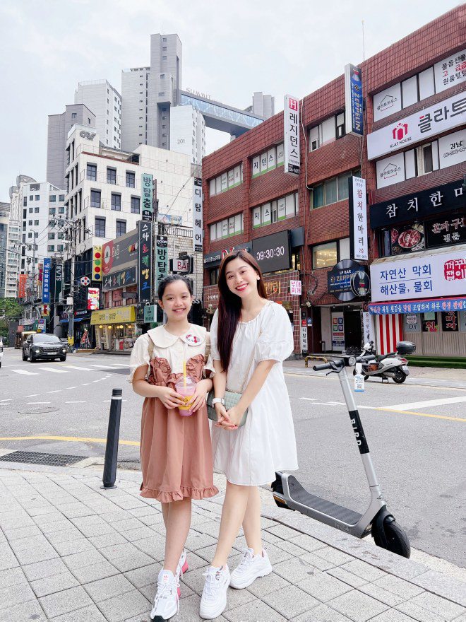 Trước khi bé Thỏ bước vào năm học mới, 2 mẹ con MC Anh Thơ đã có chuyến du lịch Đà Nẵng và Hàn Quốc.