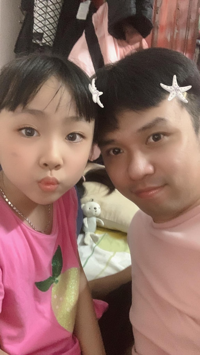Hai bố con được nhận xét trông khá giống nhau.