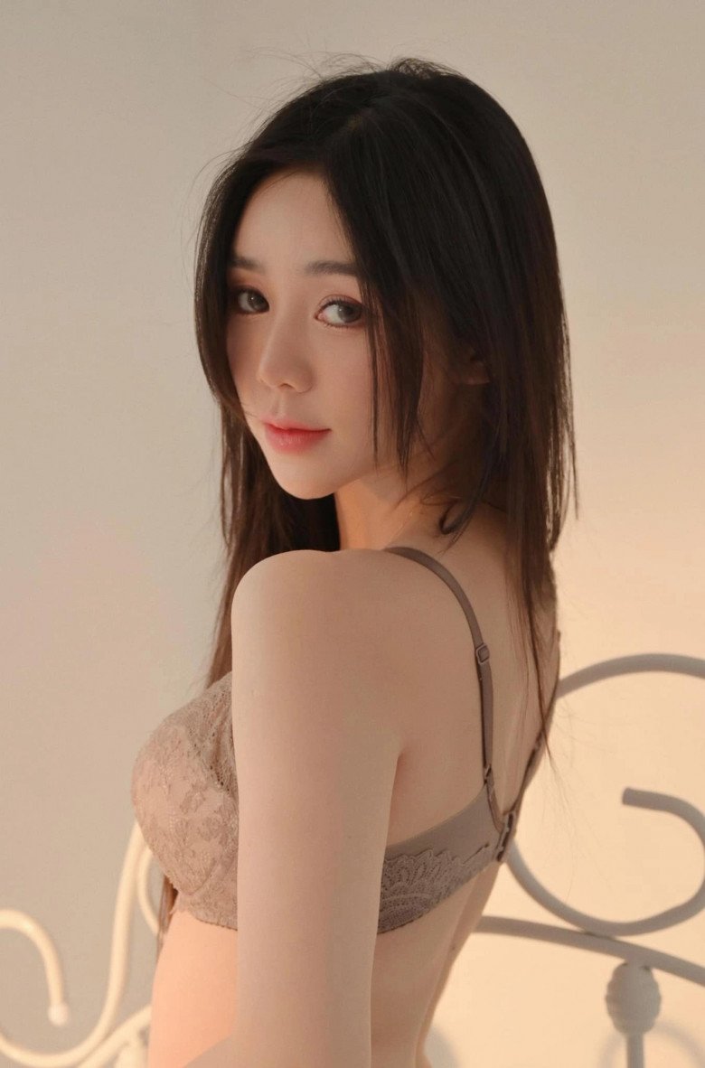 Ngoài đời, Quỳnh Kool có phong cách gợi cảm