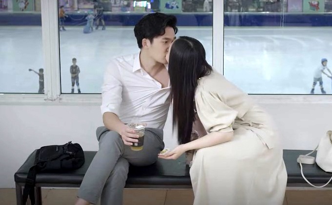 Nụ hôn xác định tình cảm của cặp đôi “oan gia” trong phim