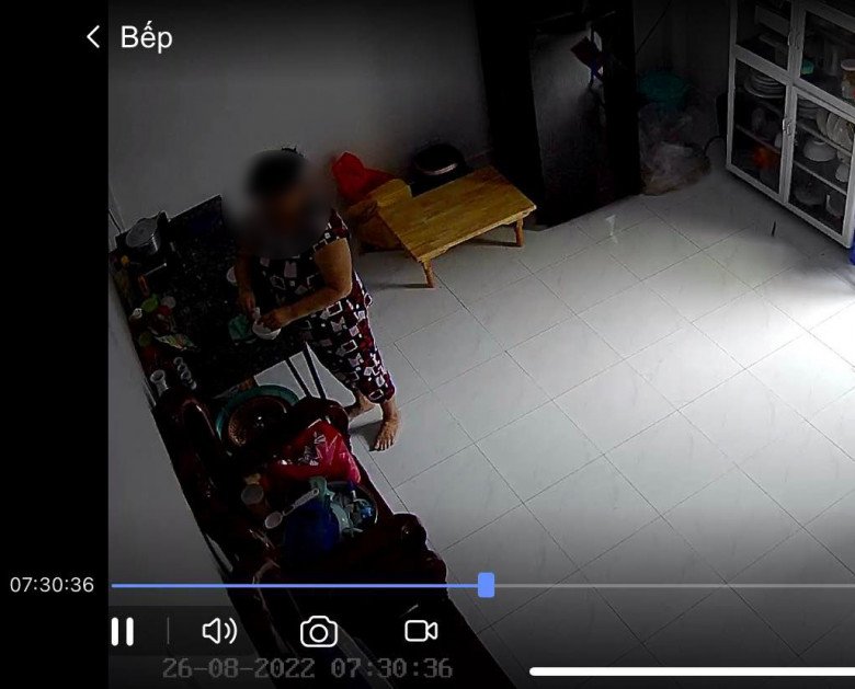 Người bảo mẫu pha thuốc ngủ đã cán thành bột cho cháu bé uống khi mẹ không có nhà