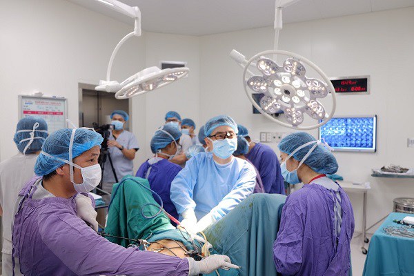 Bác sĩ Nguyễn Đình Liên và bác sĩ Nguyễn Đình Minh thực hiện phẫu thuật tái tạo âm đạo cho người bệnh. 