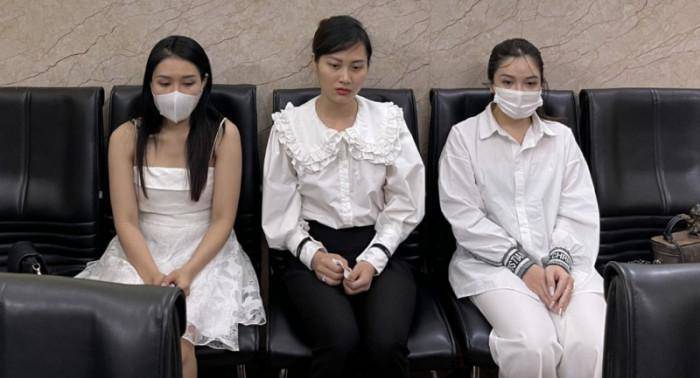 Giang (giữa) và 2 gái bán dâm. (Ảnh: Bộ Công an)