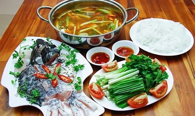 Lẩu cá trắm giòn được ưa chuộng hơn cả.