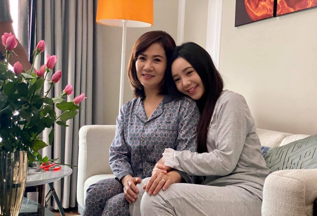 Nguyệt Hằng vai mẹ của Quỳnh Kool trong phim Hãy Nói Lời Yêu.