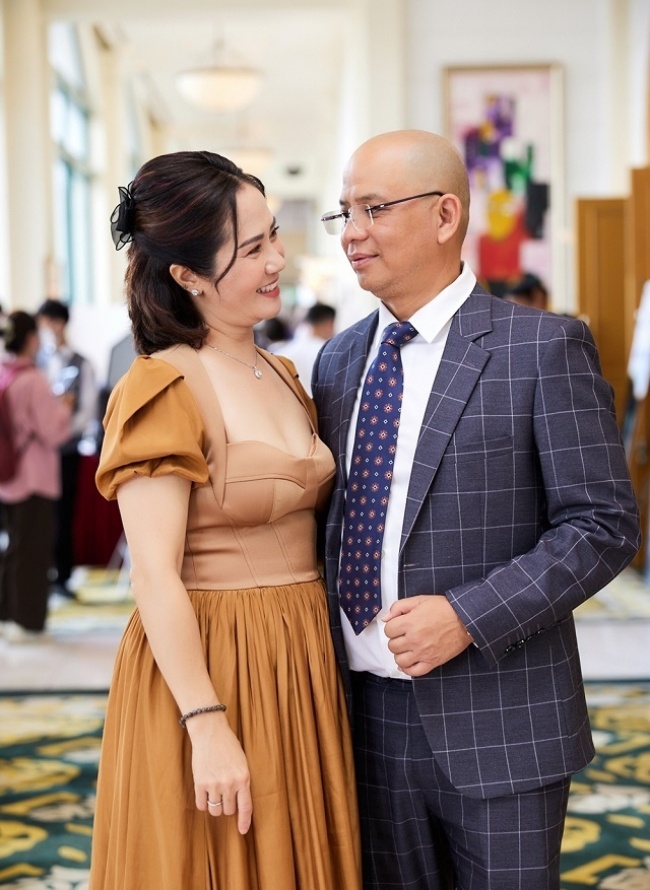 Vợ chồng Nguyệt Hằng như hình với bóng ở họp báo phim Đấu Trí nhưng khi quay phim lại quyết không gặp mặt nhau.