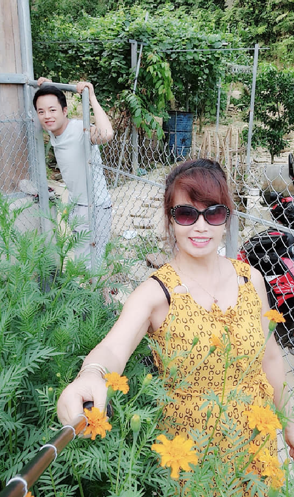 Sau bao sóng gió, dị nghị, hiện cô dâu Thu Sao và chồng trẻ đã an phận, sống cuộc sống bình yên như bao cặp vợ chồng son rỗi khác