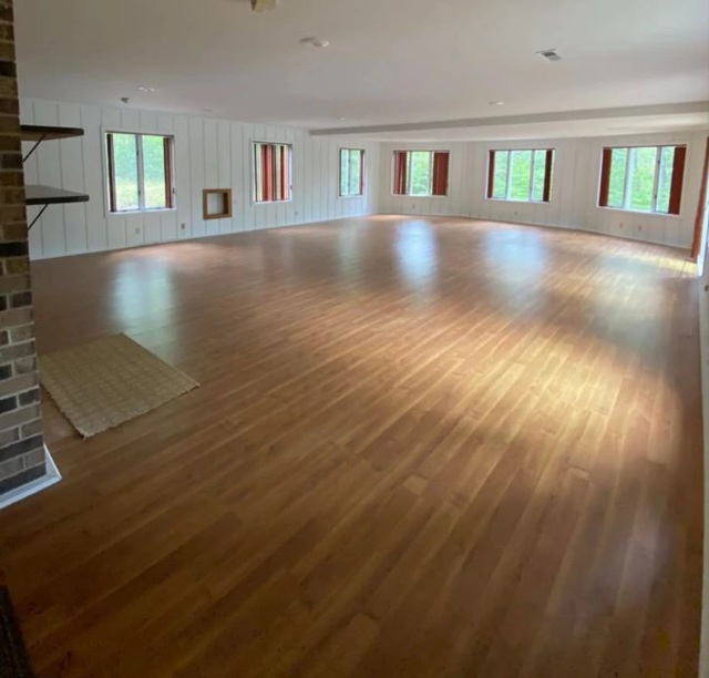 Dỡ sàn gỗ trong căn nhà mới mua, cặp vợ chồng tá hỏa khi phát hiện sự thật bên dưới - 1