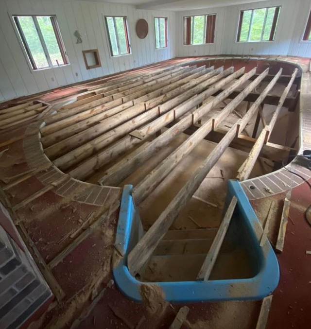 Dỡ sàn gỗ trong căn nhà mới mua, cặp vợ chồng tá hỏa khi phát hiện sự thật bên dưới - 2