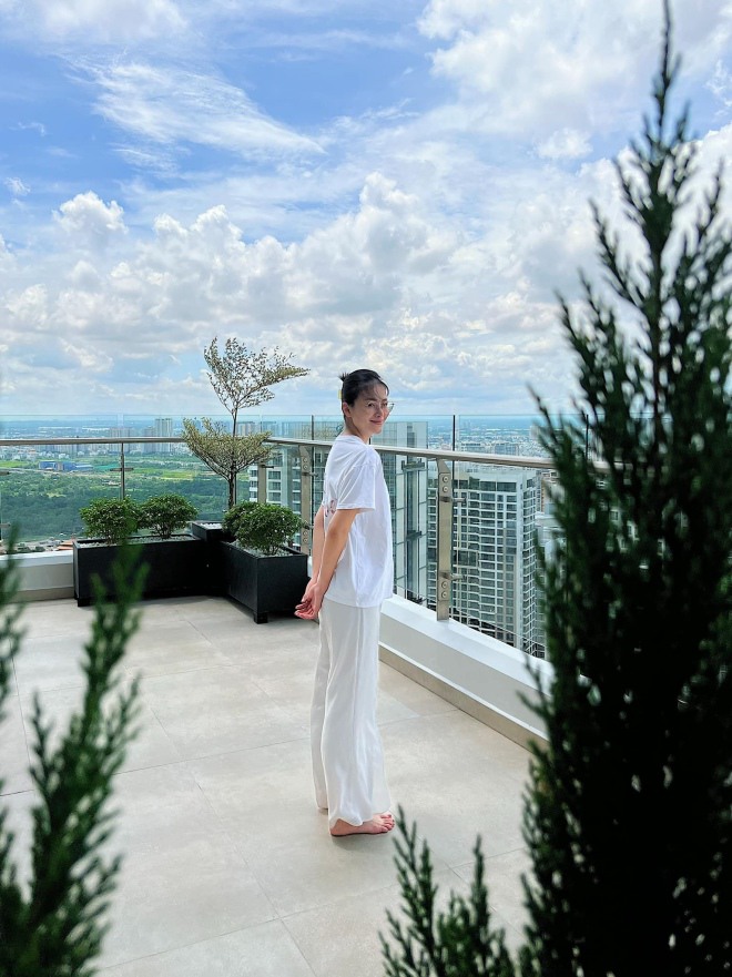 Hoa hậu Phương Khánh khoe căn penthouse mới mua, nội thất đơn giản, view đáng giá triệu đô - 4