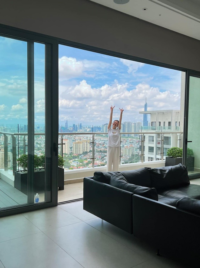 Hoa hậu Phương Khánh khoe căn penthouse mới mua, nội thất đơn giản, view đáng giá triệu đô - 5