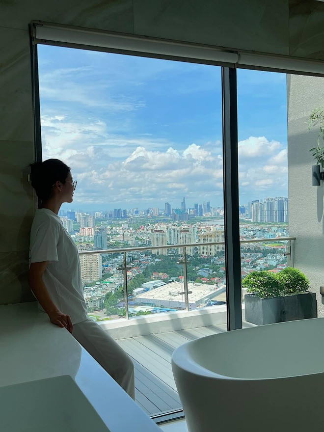 Hoa hậu Phương Khánh khoe căn penthouse mới mua, nội thất đơn giản, view đáng giá triệu đô - 6